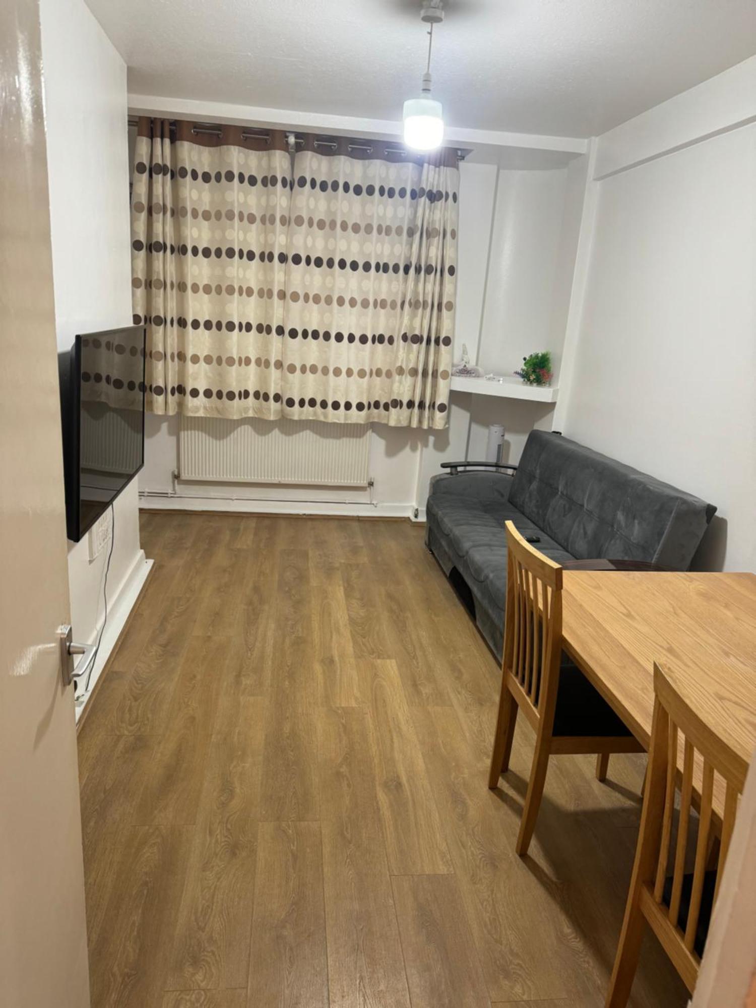 One Bedroom In Tower Bridge Road Апартаменты *