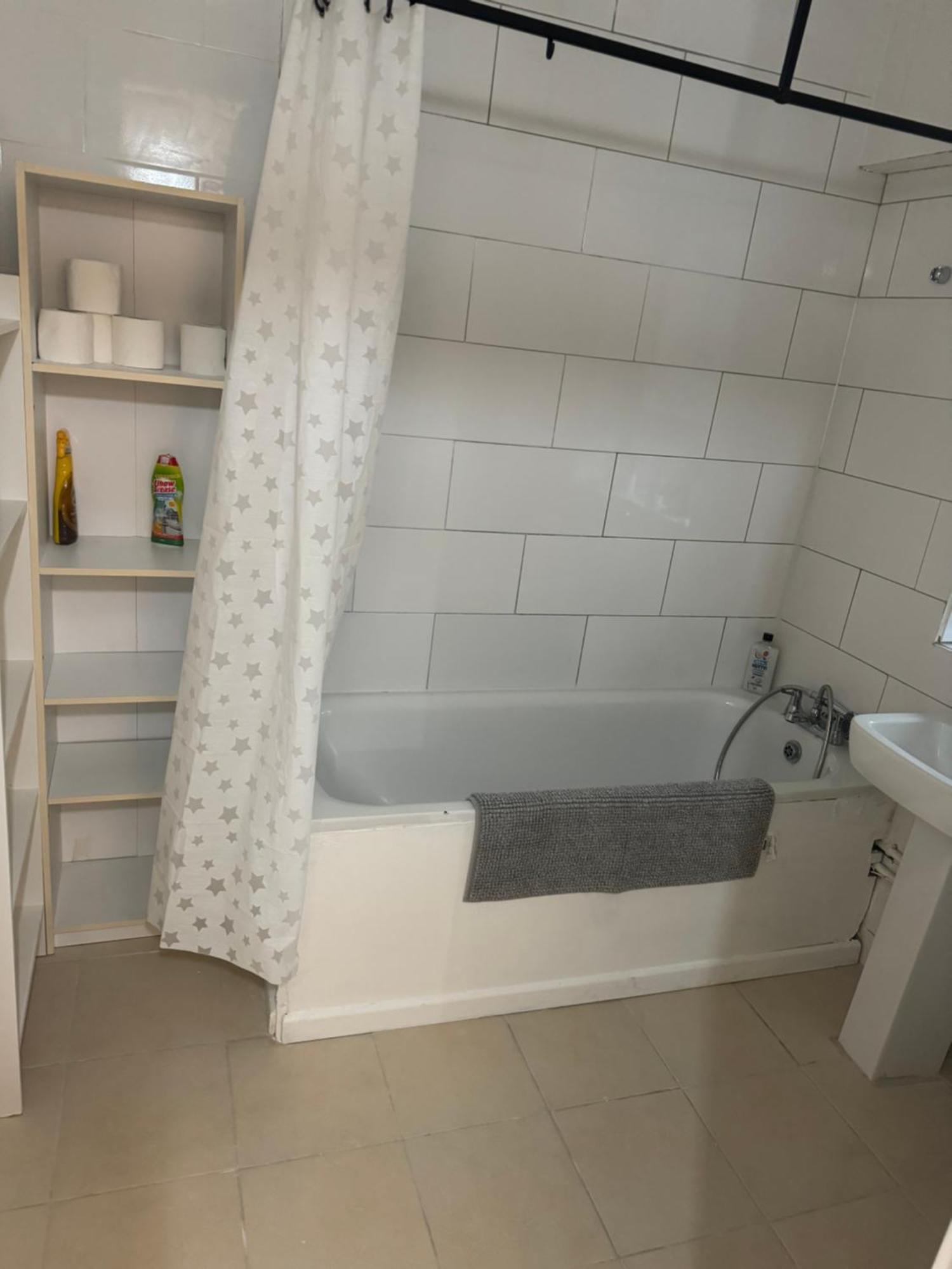 One Bedroom In Tower Bridge Road Апартаменты *